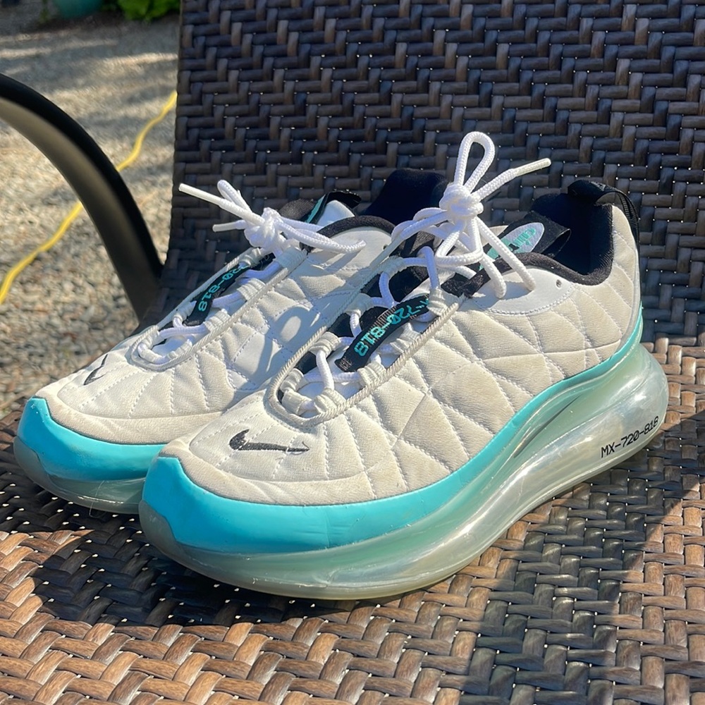 Women’s Nike Air Max 720-818